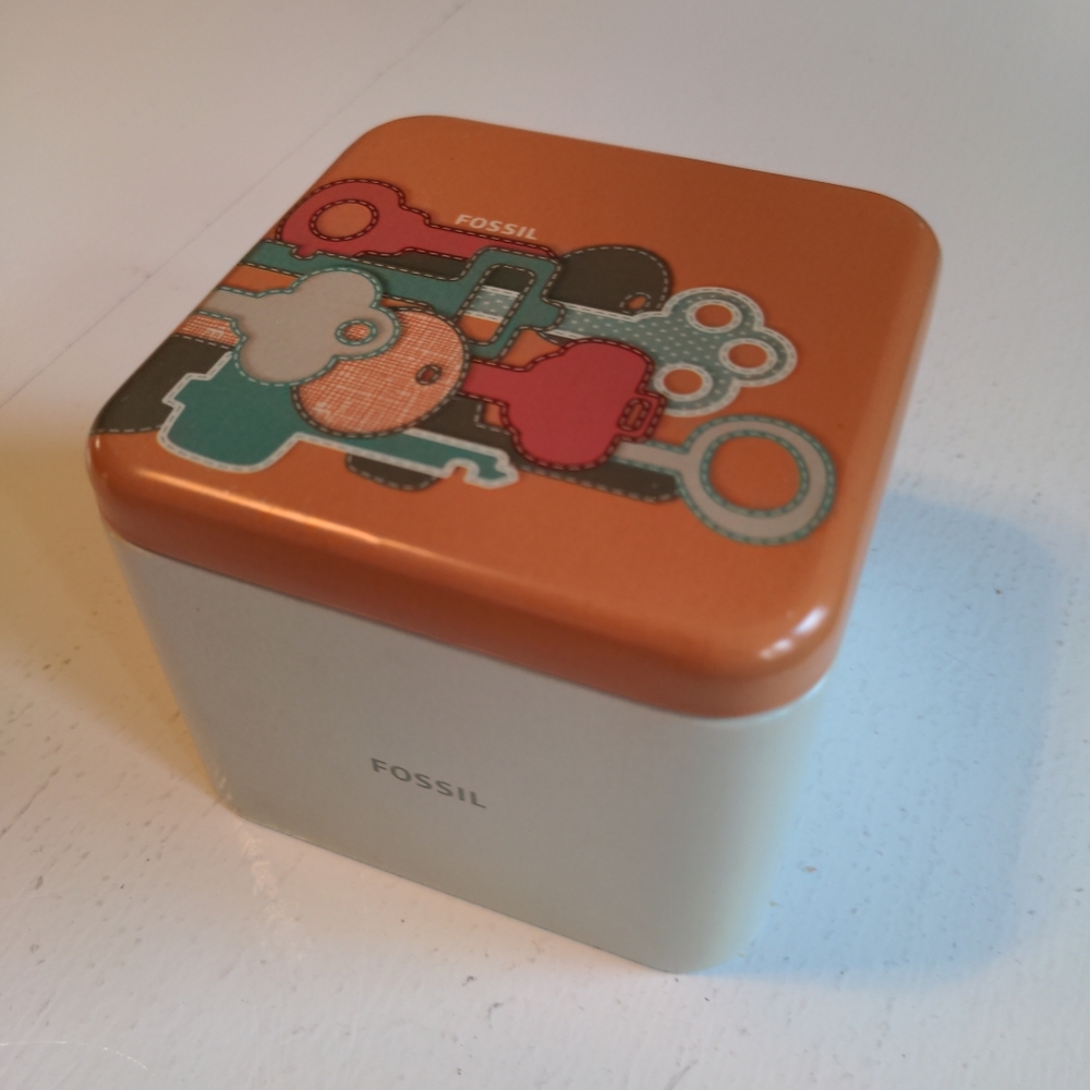 Fossil watch tin with keys orange